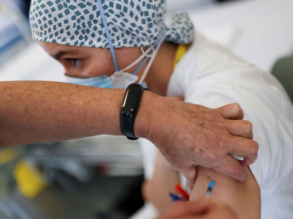 Foto: Una enfermera recibe la vacuna del covid-19 en Barcelona. (Reuters) 