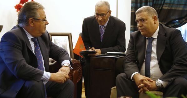 Foto: El ministro del Interior, Juan ignacio Zoido, con su homólogo marroquí, en Rabat. (EFE)