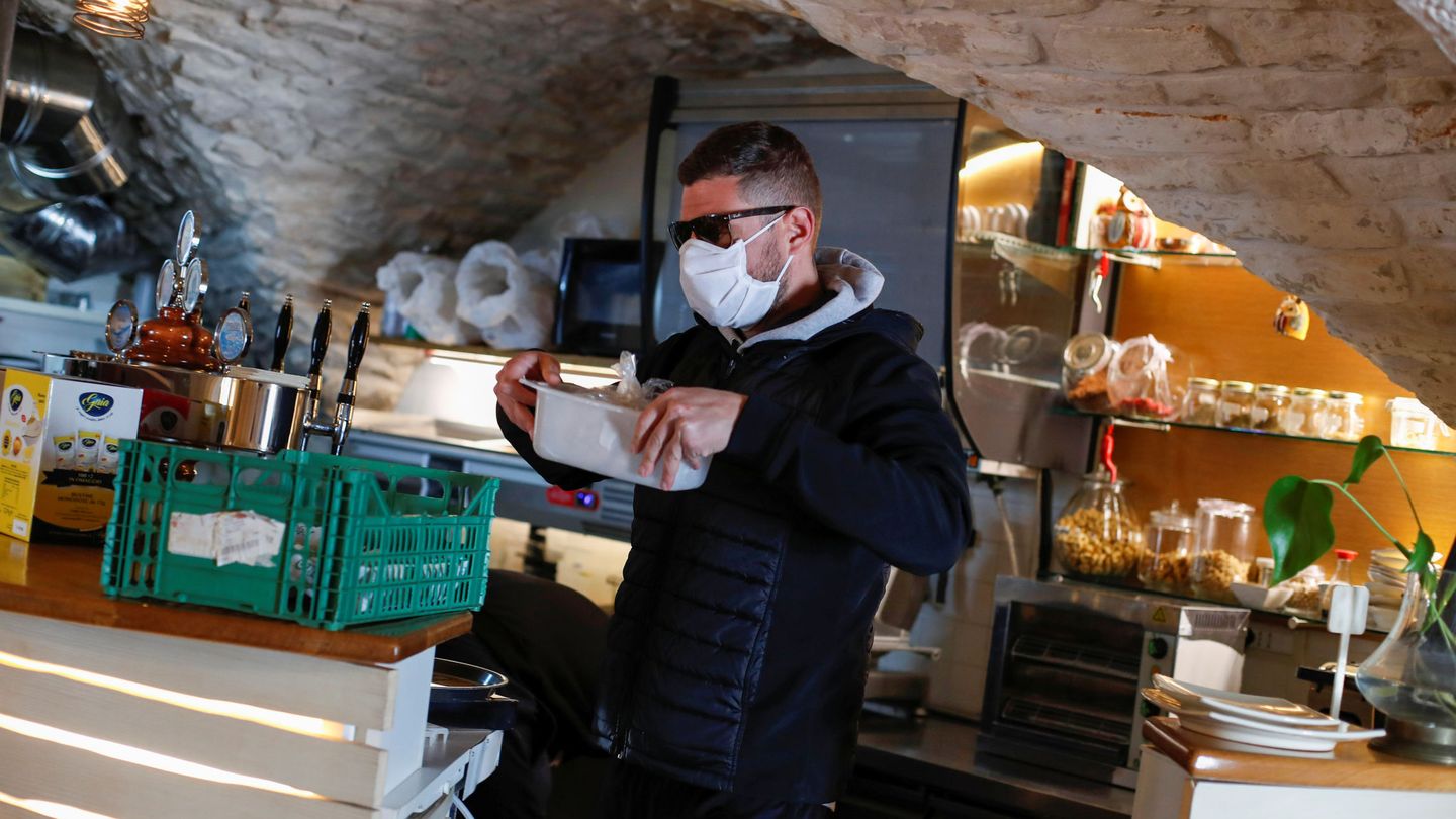 El dueño de un restaurante en Cisternino, Italia, preparándose para efectuar un pedido. (Reuters)