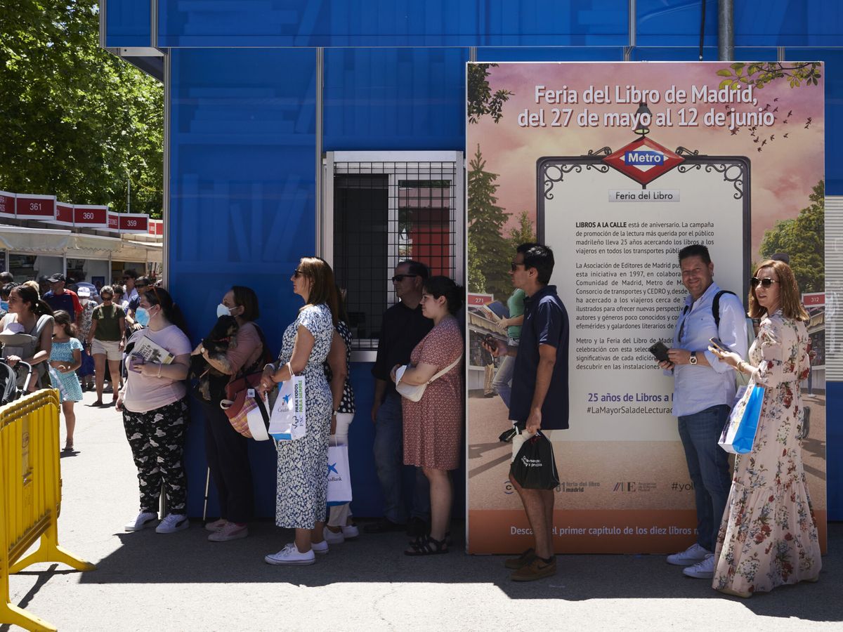 Foto: Numerosas personas visitan la Feria del Libro, en el Parque del Retiro de Madrid. (EFE/Luca Piergiovanni)
