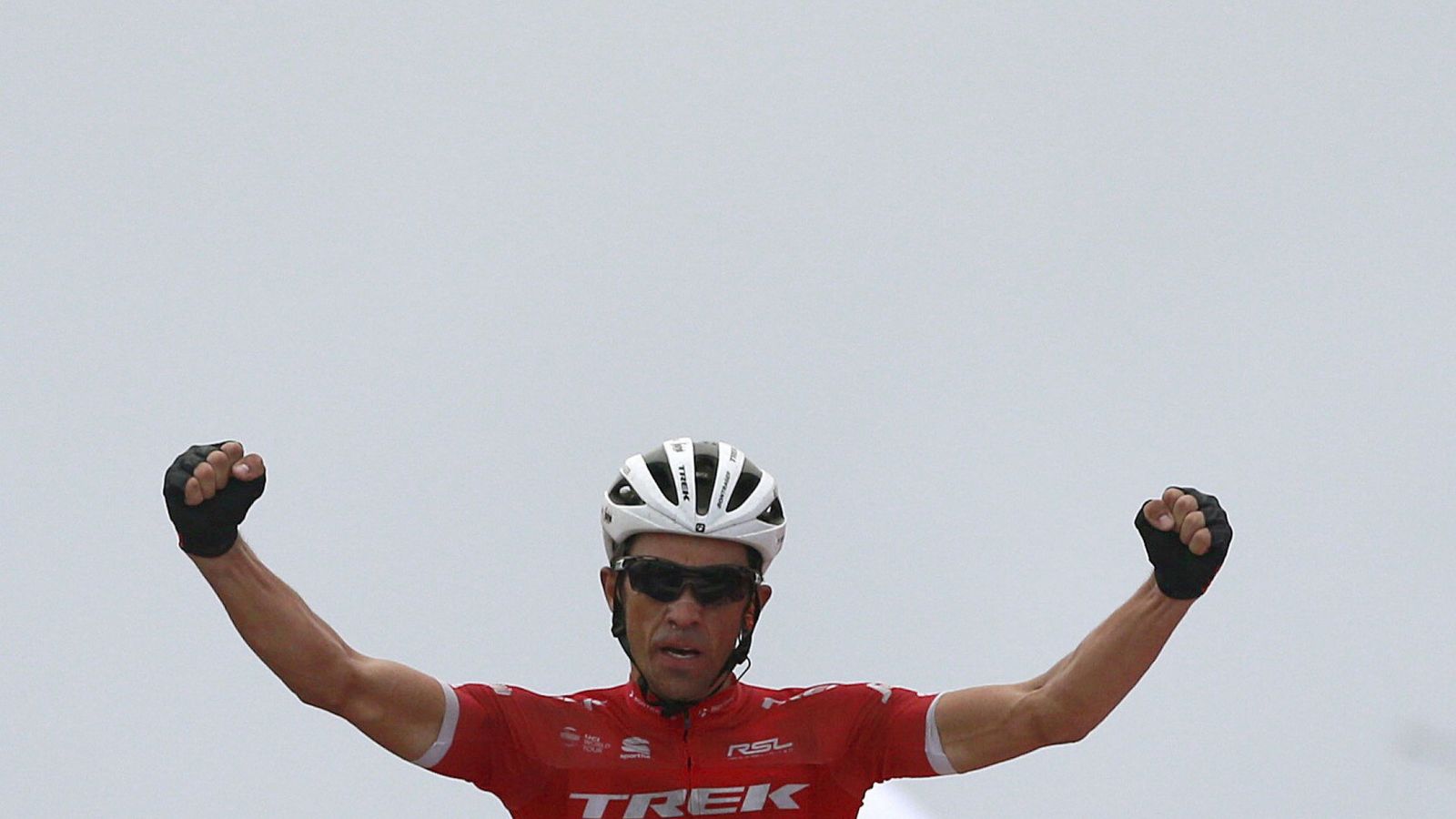 Foto: Alberto Contador celebra su victoria al cruzar la línea de meta en el Angliru. (EFE)