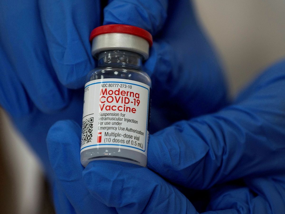 Foto: Envase con la vacuna de Moderna. (Reuters)