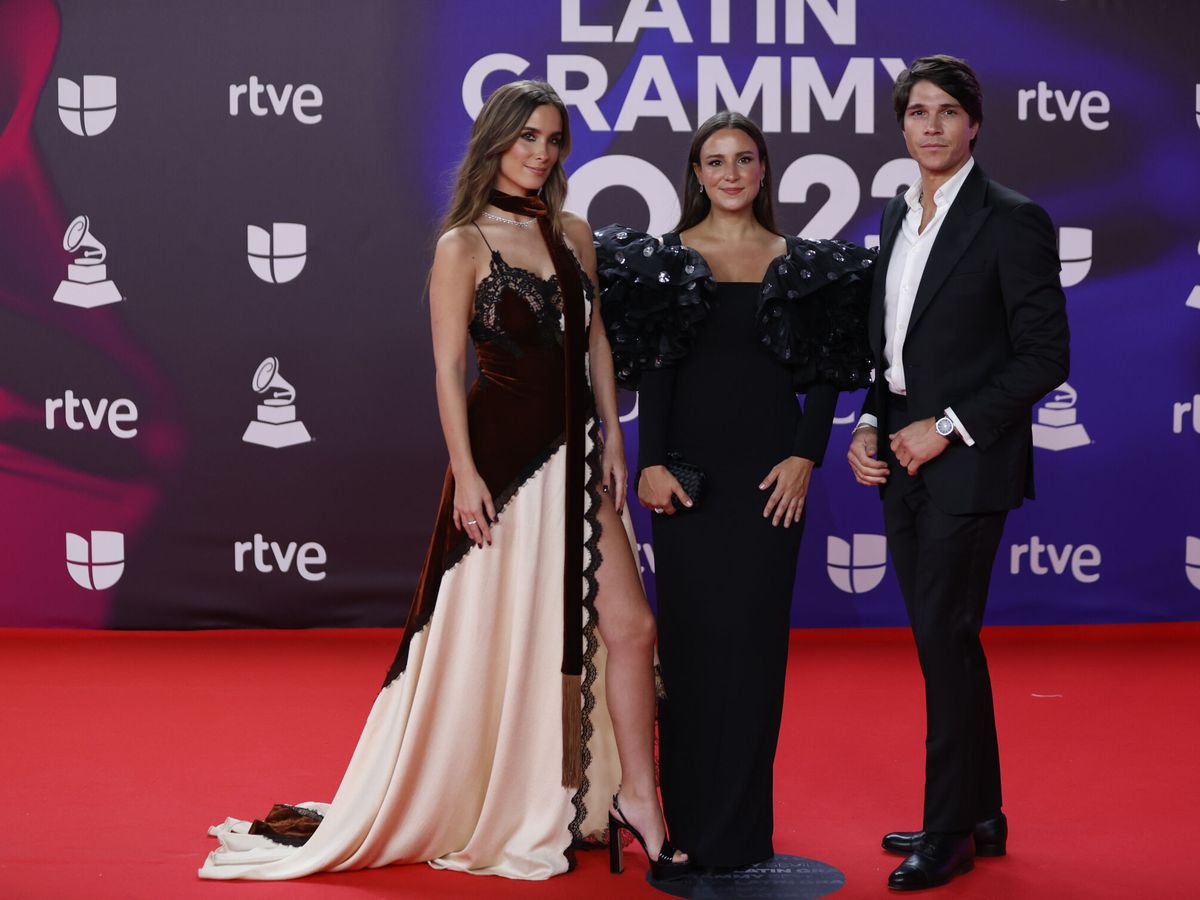 Foto: María Pombo, junto a su hermana Marta y su marido, Pablo Castellano, en los Latin Grammy. (EFE/Jorge Zapata)