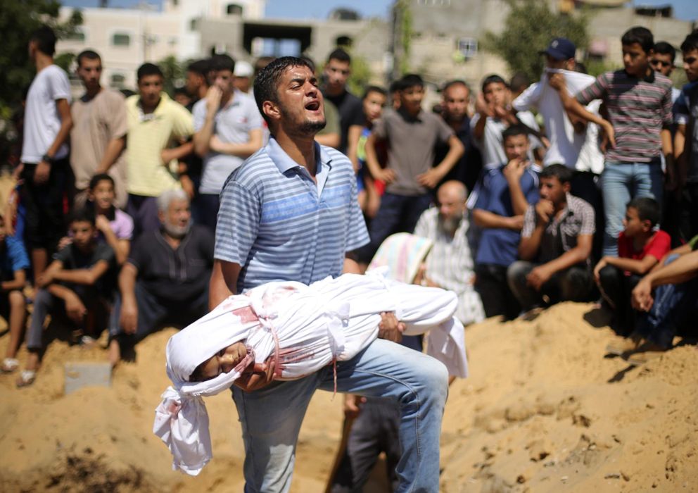 Foto: Un hombre palestino lleva en brazos el cuerpo de una niña fallecida durante los bombardeos en Gaza (Reuters)