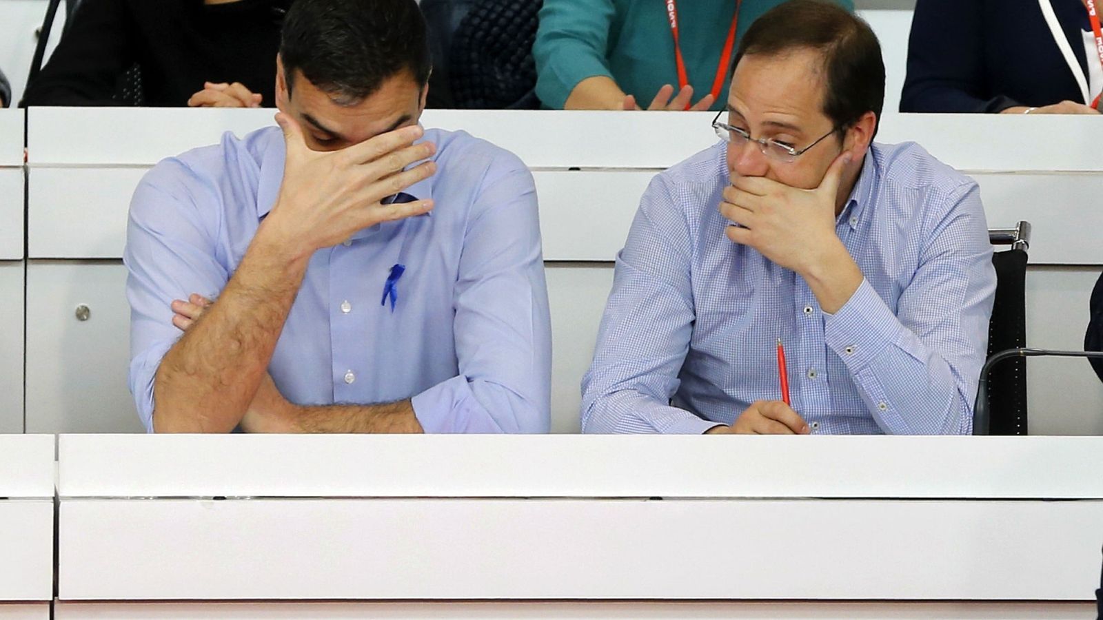 Foto: Pedro Sánchez y su número dos, César Luena, durante el comité federal del PSOE del pasado 2 de abril. (EFE)