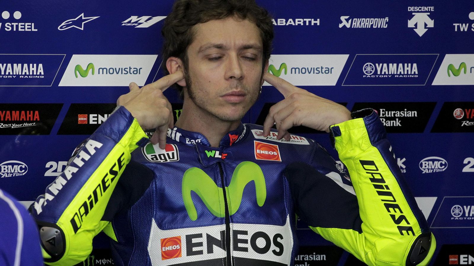Foto: Rossi en su box durante el GP de Valencia (Reuters).