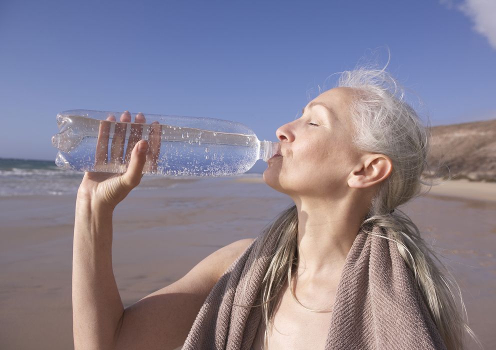 Foto: Beber agua es necesario para vivir pero, además, nos puede ayudar a adelgazar. (Corbis)