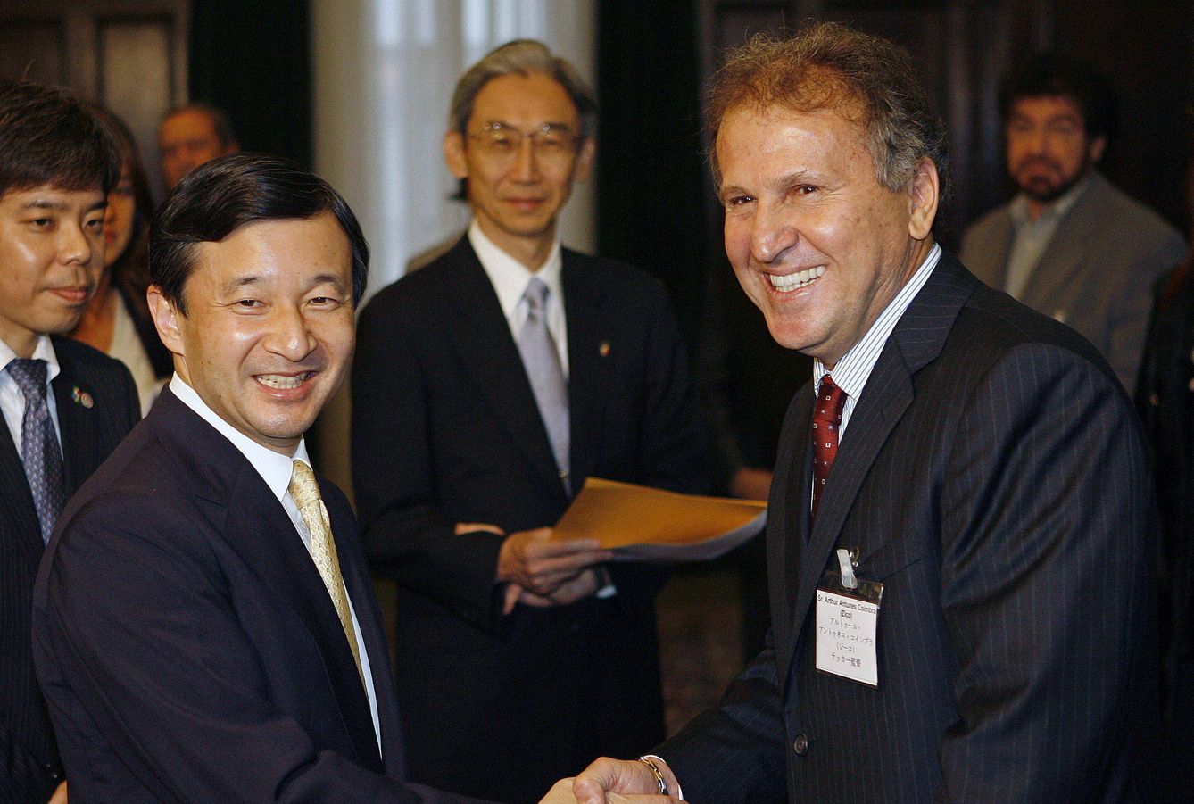 Zico, en una imagen de archivo, con el príncipe Naruhito de Japón (EFE)