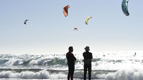 Kitesurf en la playa de El Zapillo y fiesta de reinauguración de KaDeWe: el día en fotos 