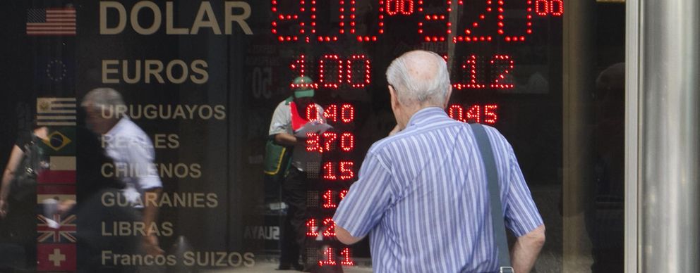 Un hombre mira los tipos de cambio en Buenos Aires. (Reuters)