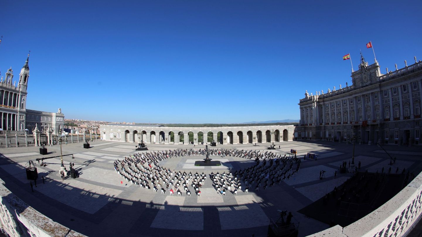 Vista general de la plaza de la Armería del Palacio Real, donde se celebró este 16 de julio el homenaje a todas las víctimas del covid-19. (EFE)