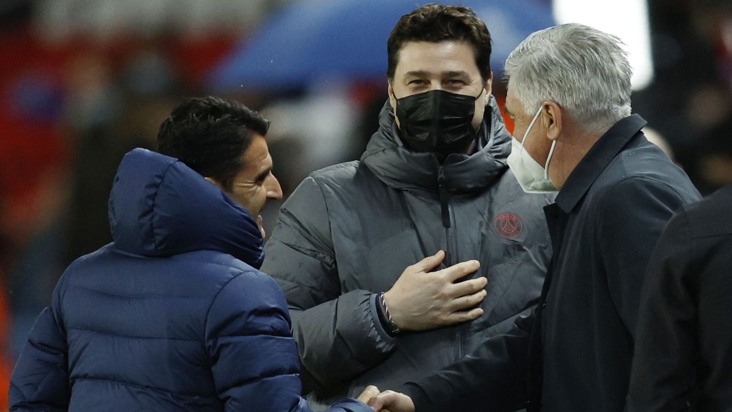 Soccer Football - Champions League - Round of 16 First Leg - Paris St Germain v Real Madrid - Parc des Princes, Paris, France - February 15, 2022 Real Madrid coach Carlo Ancelotti with Paris St Germain coach Mauricio Pochettino and assistant coach Jesus Perez before the match REUTERS Gonzalo Fuentes
