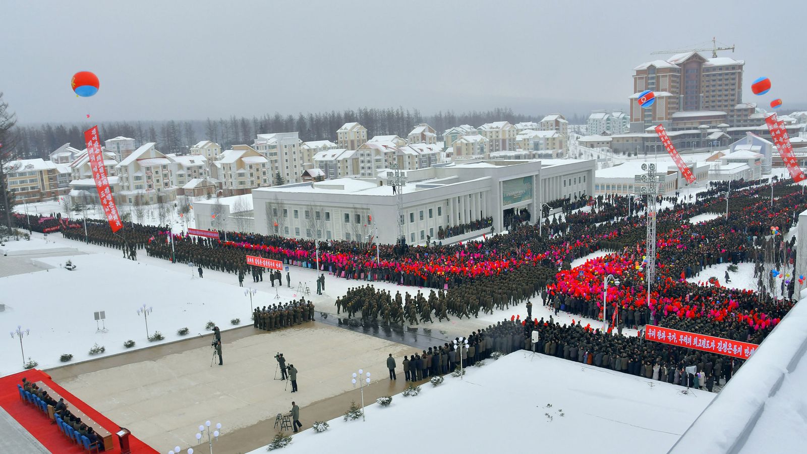 Foto: Monumental desfile para conmemorar la inauguración de Samjiyon. (Reuters)