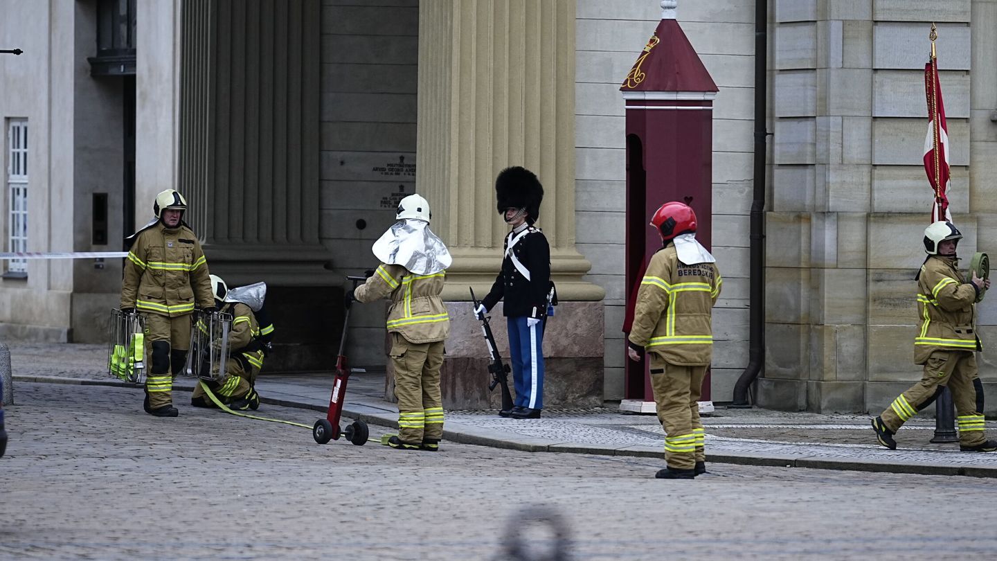 Trabajadores de emergencia en Amalienborg. (EFE/Martin Sylvest)
