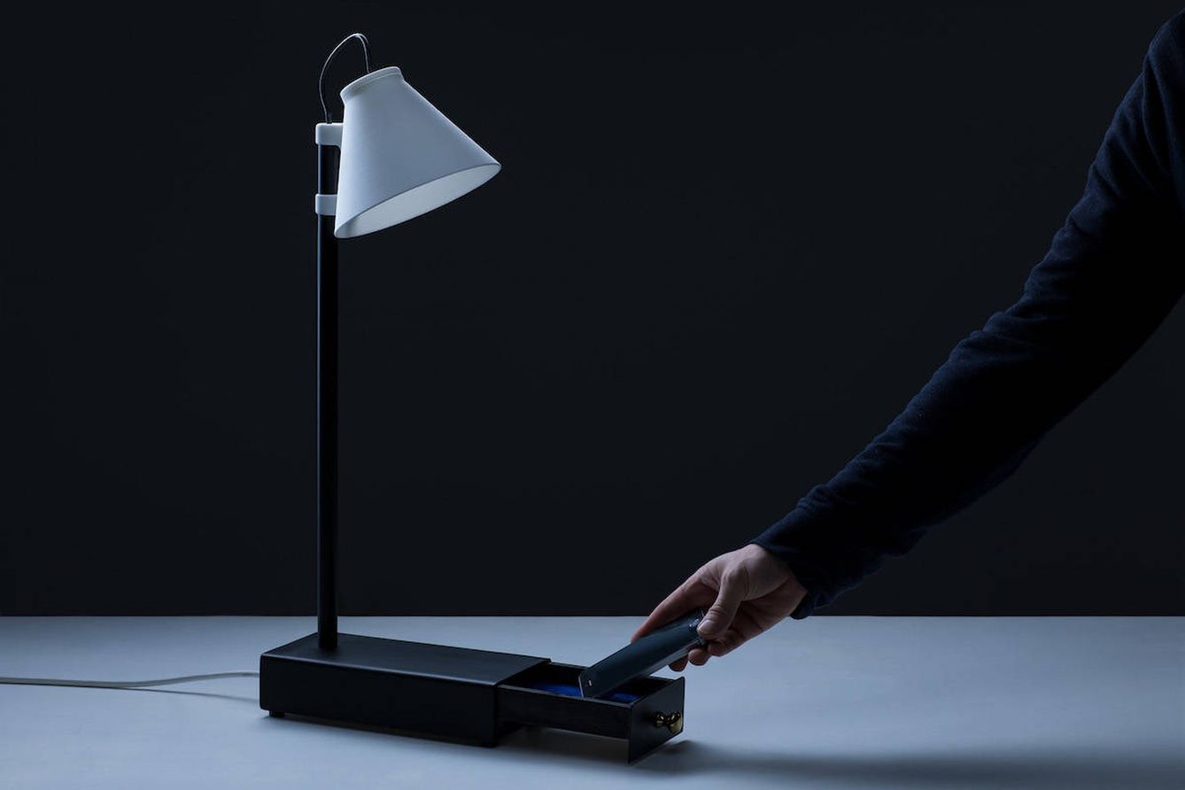 La Offline Lamp solo se enciende si se mete un móvil en el cajón (Fuente: Leonhard Hilzensauer)