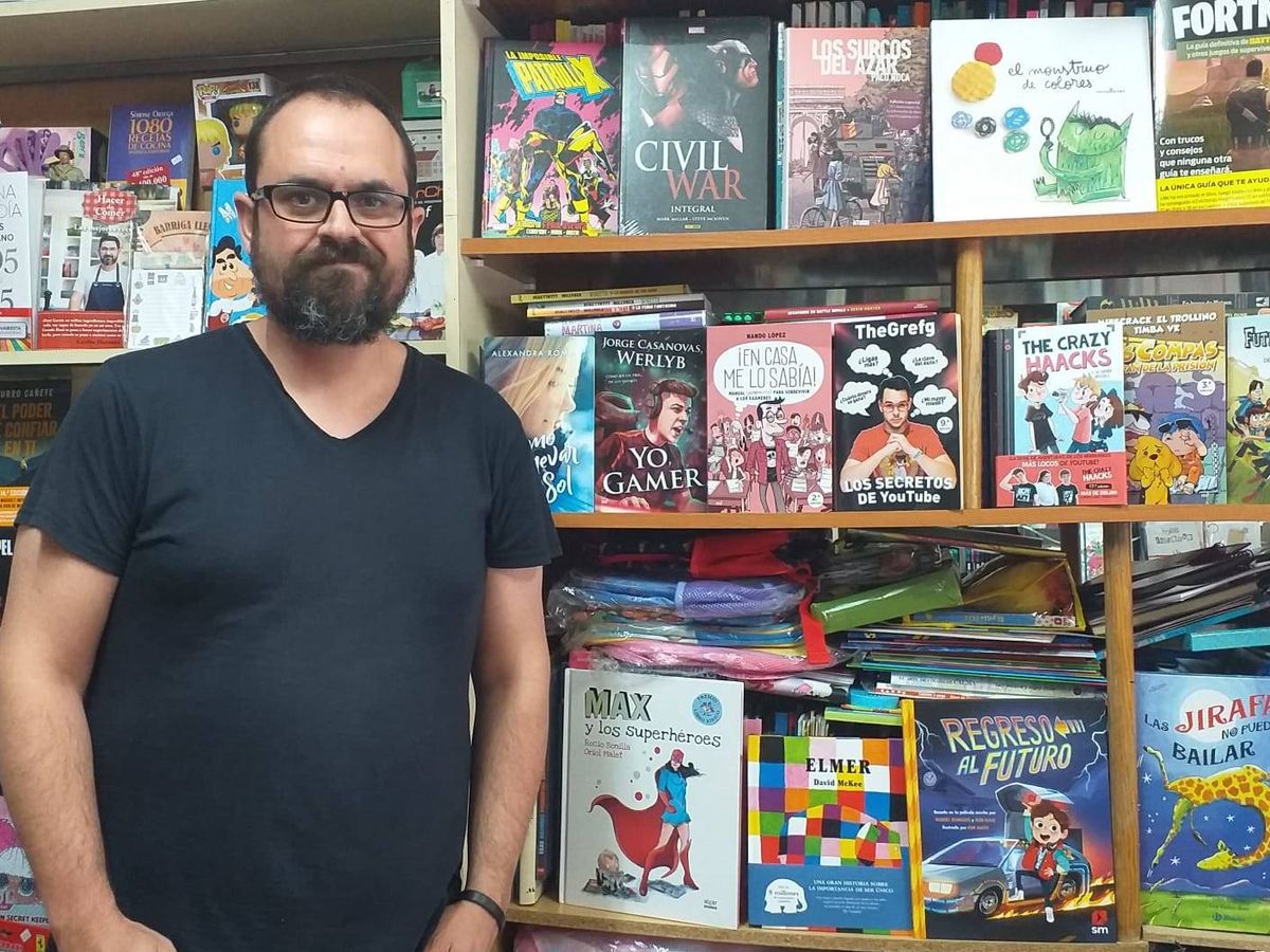 Foto: Valentín García, portavoz de la Asociación de Pequeñas Librerías de Madrid, en su librería de Torrejón de Ardoz (Madrid) 