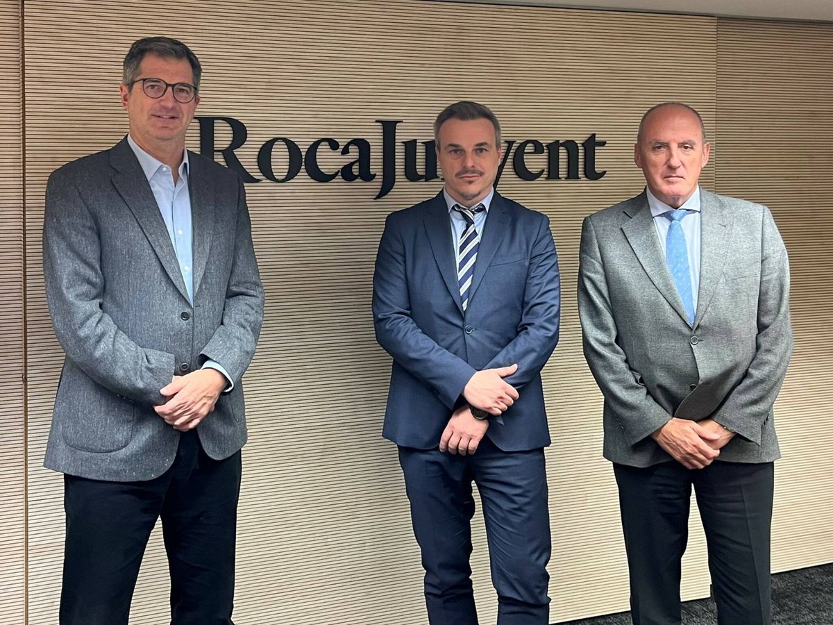 Foto: Joan Roca, presidente ejecutivo de Rocajunyent; Albert Martínez, nuevo socio de Laboral en Girona, y Josep Pujolràs, responsable de la oficina de Girona. (Cedida)