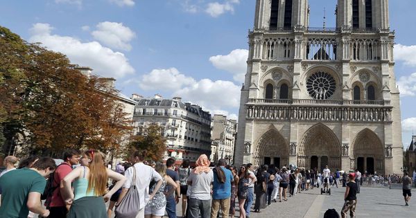 Foto: Turistas hacen cola para visitar Notre Dame en París (Reuters)