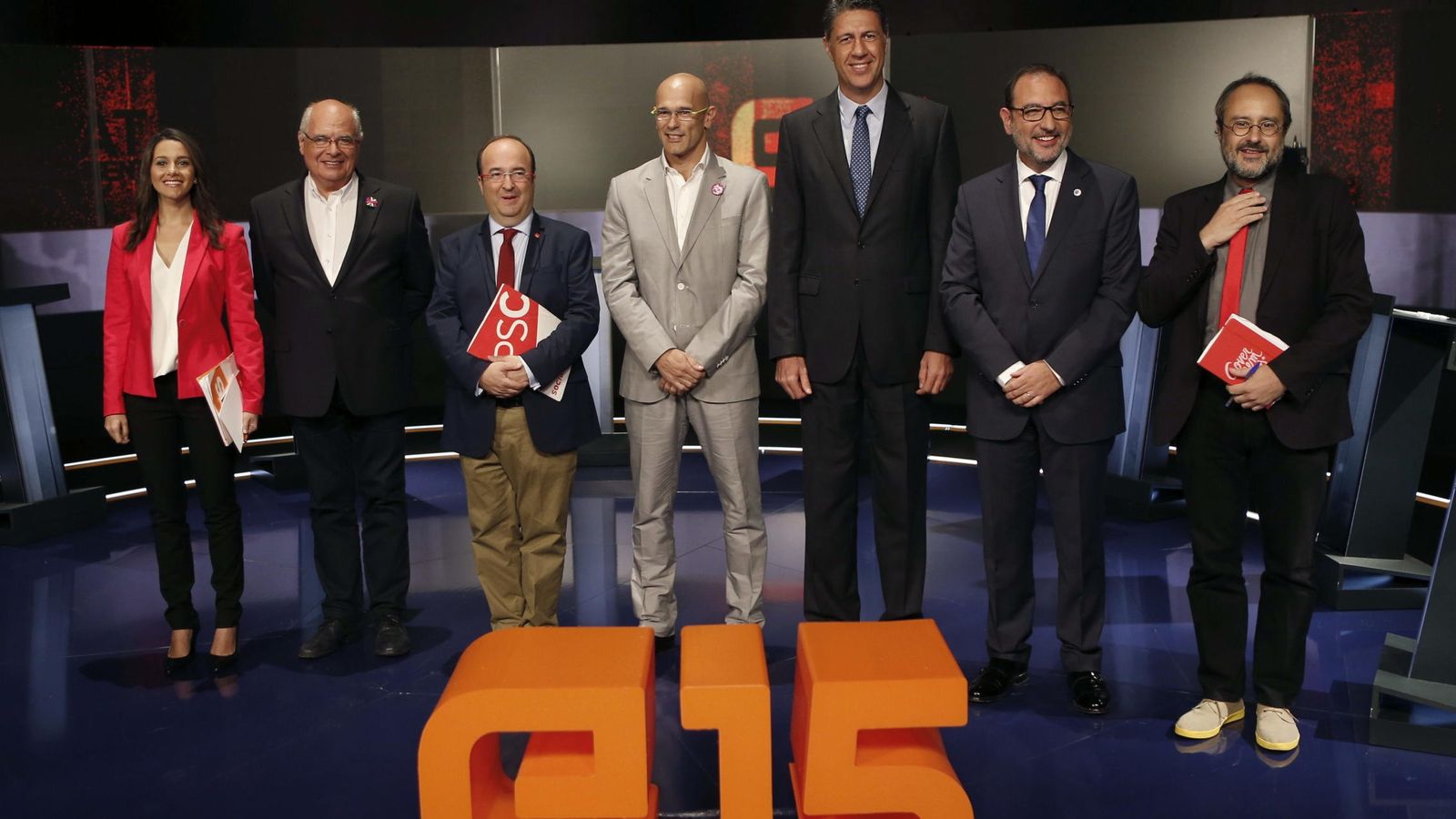Foto: Los siete candidatos de las elecciones catalanas del 27-S posan antes del debate que emitió TV3. (EFE)