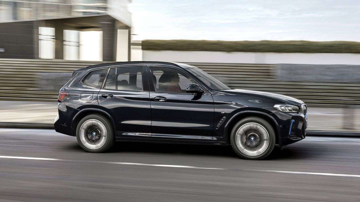 El BMW iX3, 100% eléctrico, equipa un asistente de autopista más avanzado que los X3 con motor de combustión.