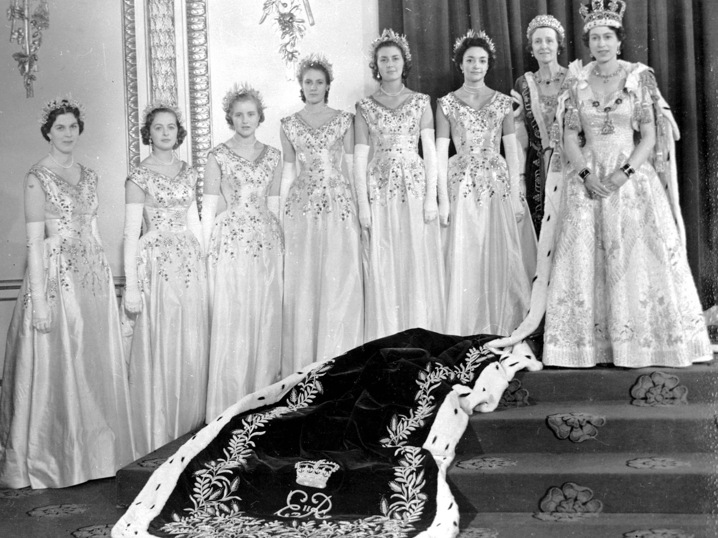 Lady Anne (la tercera empezando desde la izquierda) junto a Isabel II y el resto de damas de compañía, durante la coronación de la reina. (Cordon Press)