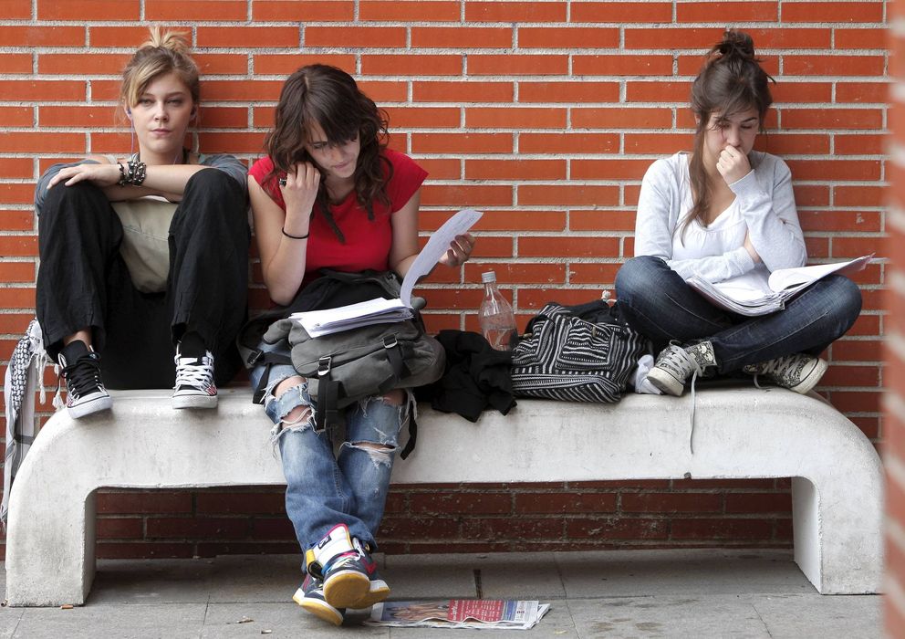 Foto: Varios estudiantes realizan un último repaso antes de las pruebas de acceso a la universidad. (EFE)