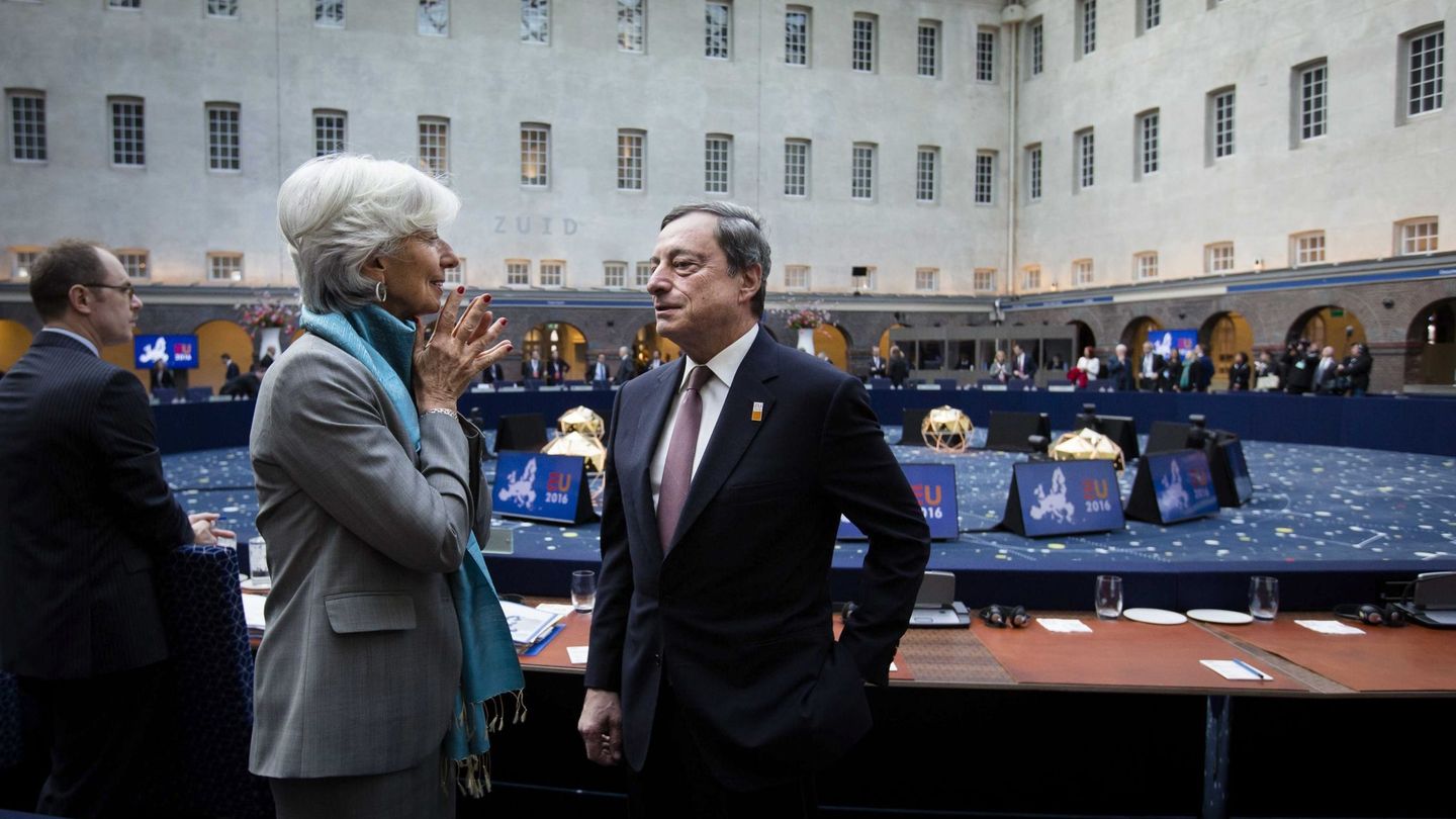 Christine Lagarde y Mario Draghi, en un acto en Bruselas. (EFE)