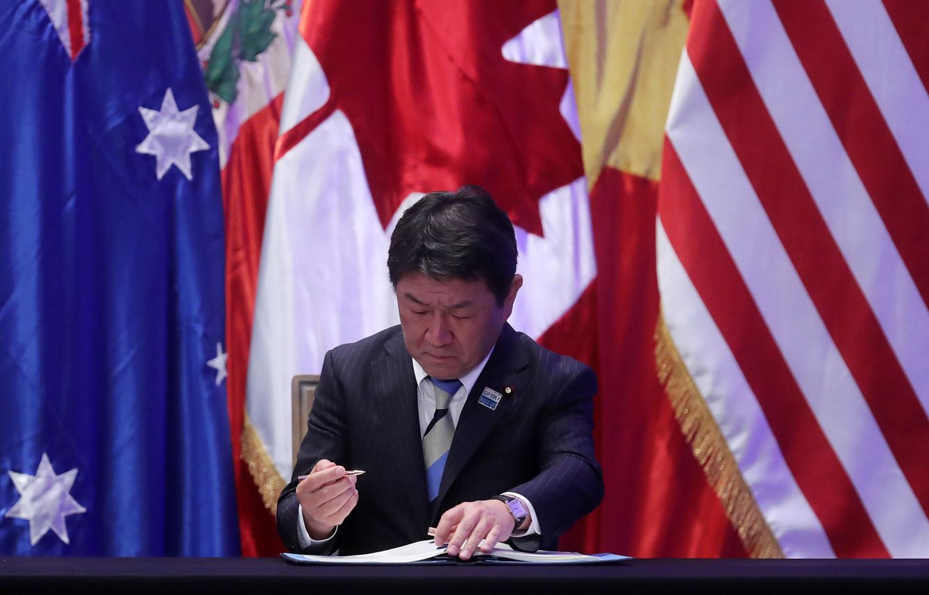 El ministro de Estado de Política Económica y Fiscal de Japón, Toshimitsu Motegi, firma el Acuerdo de Asociación Transpacífico, en marzo de 2018. (EFE)