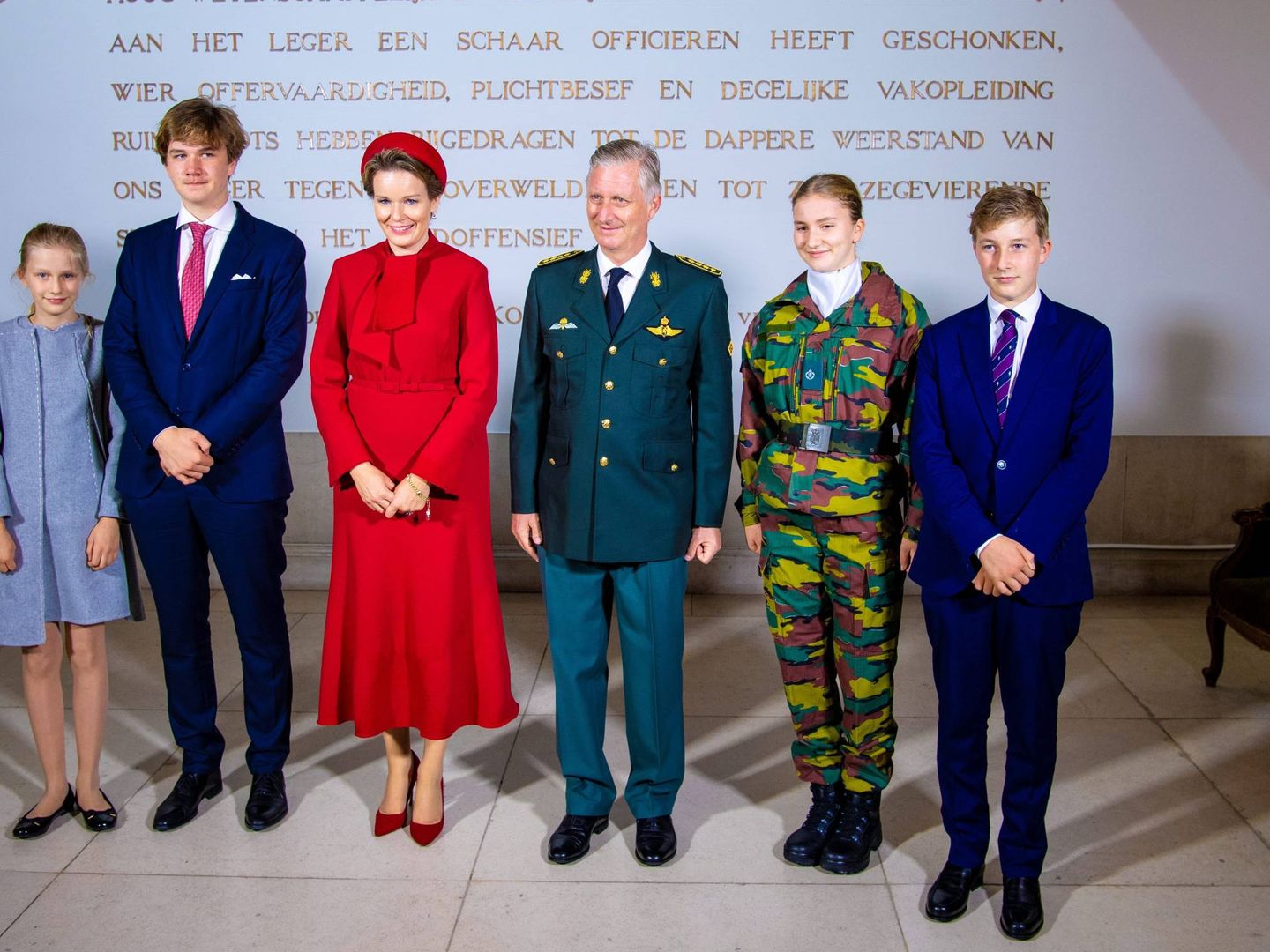 La familia real, posando en la Real Academia Militar. (Cordon Press)