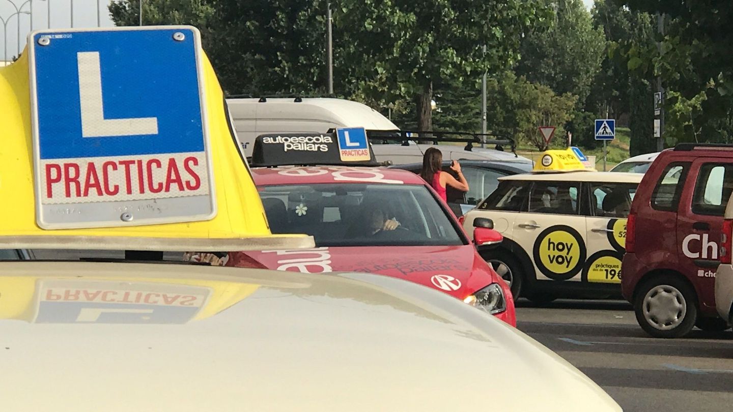 Varios vehículos de autoescuelas ante la sede de la DGT en Lérida.