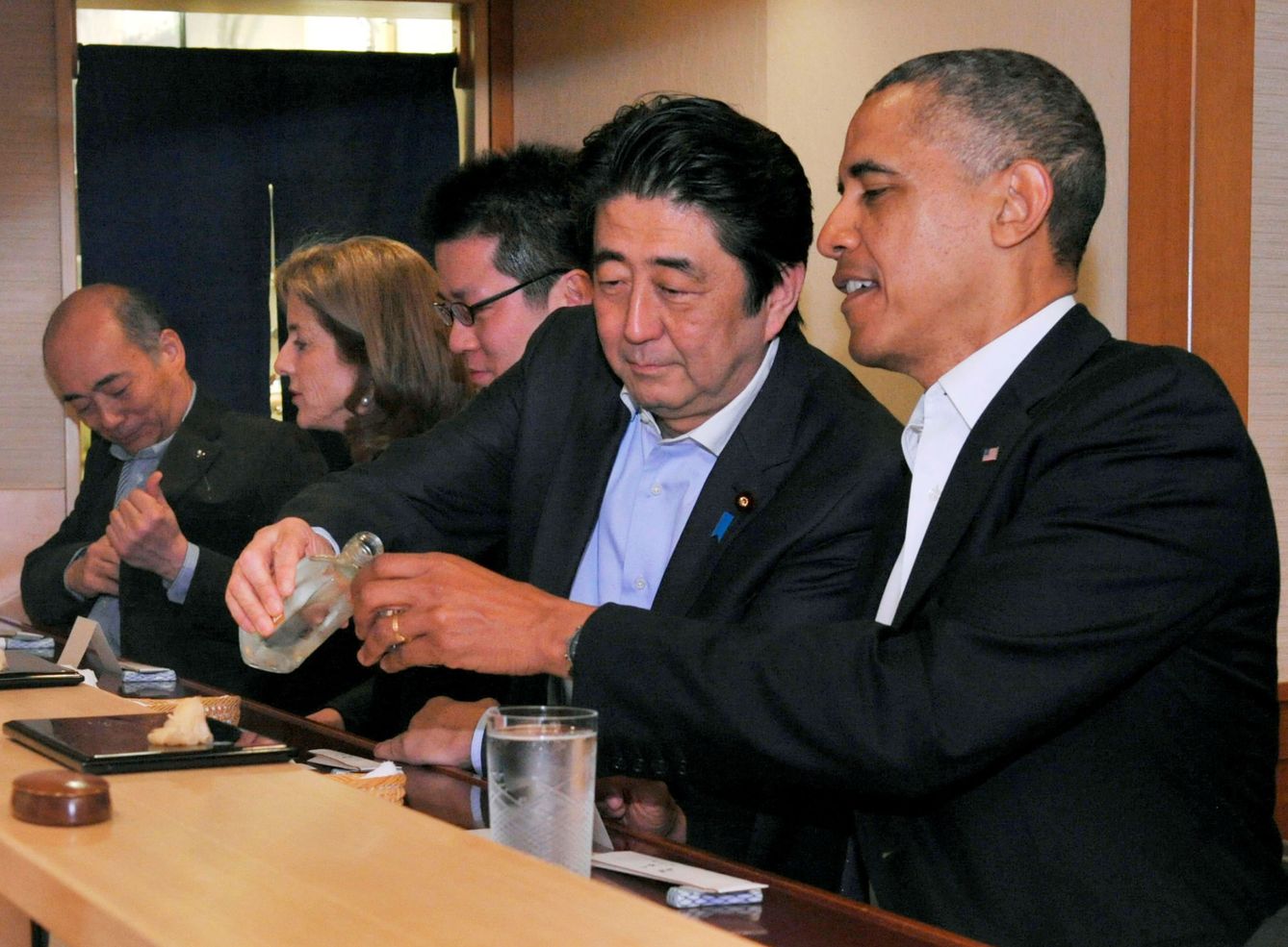 Shinzo Abe y Barack Obama en el Sushi Jiro. (Reuters)