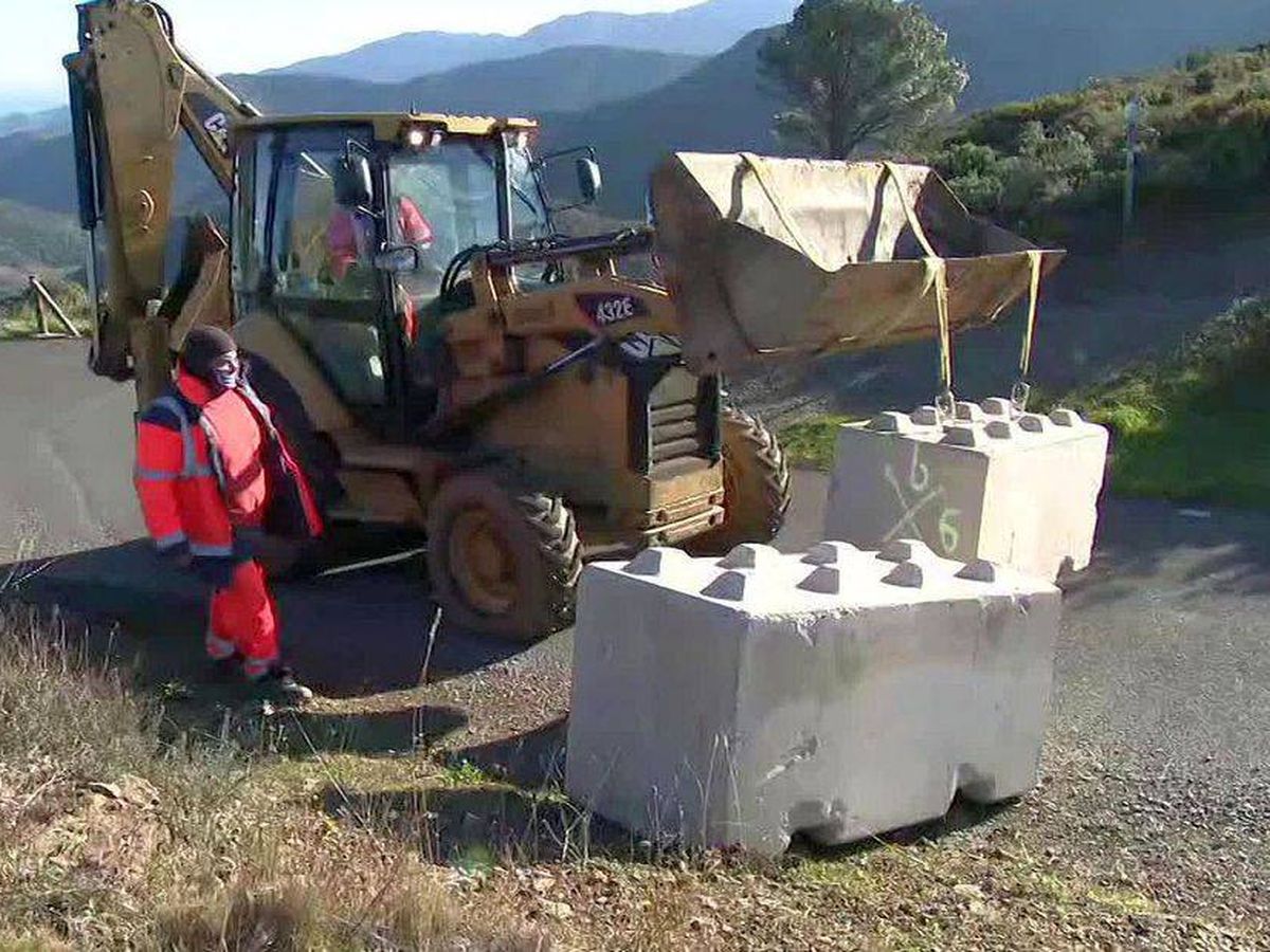 Foto: Puerto de Banyuls. Excavadoras francesas colocan, el 11 de enero, bloques de cemento para impedir el paso. (Fuente: FR3 /Televisión pública francesa)