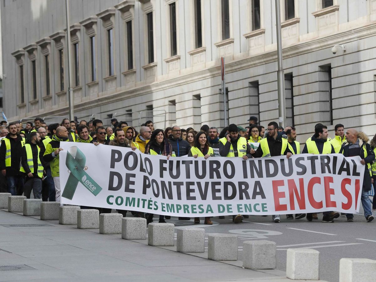 Foto: Trabajadores de ENCE (EFE)