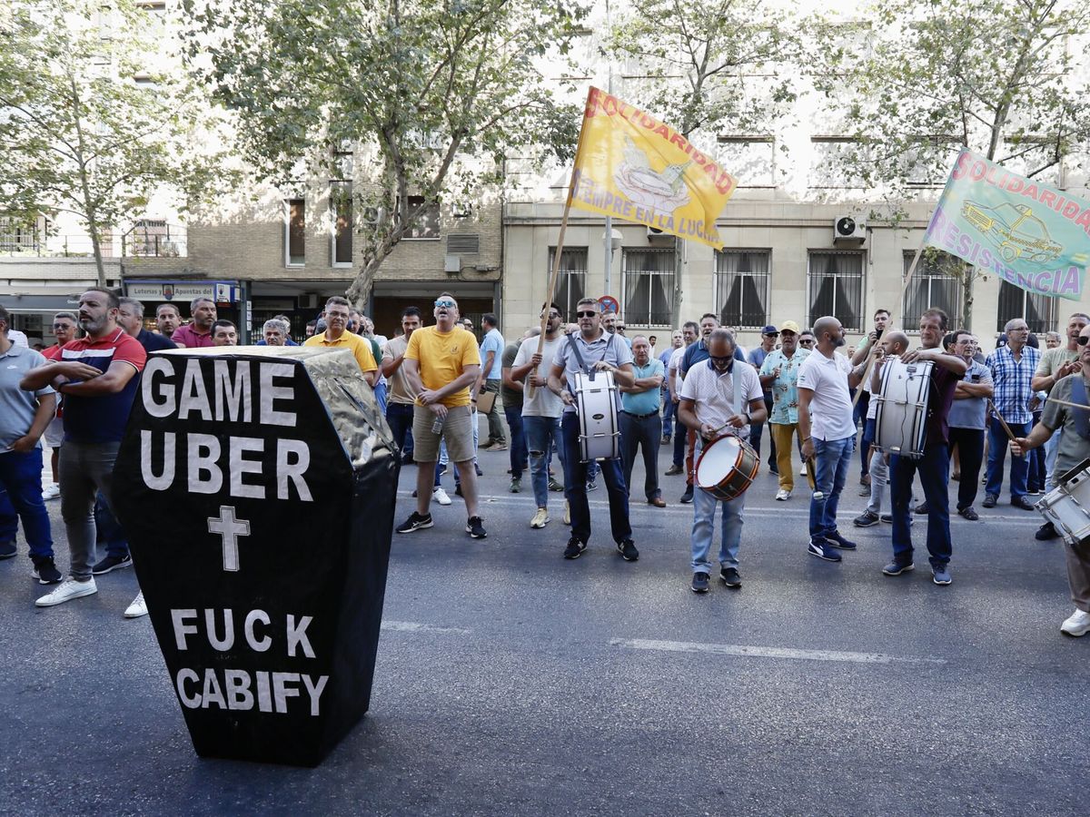 Foto: Taxistas sevillanos protestan contra las VTC. (EFE/José Manuel Vidal)