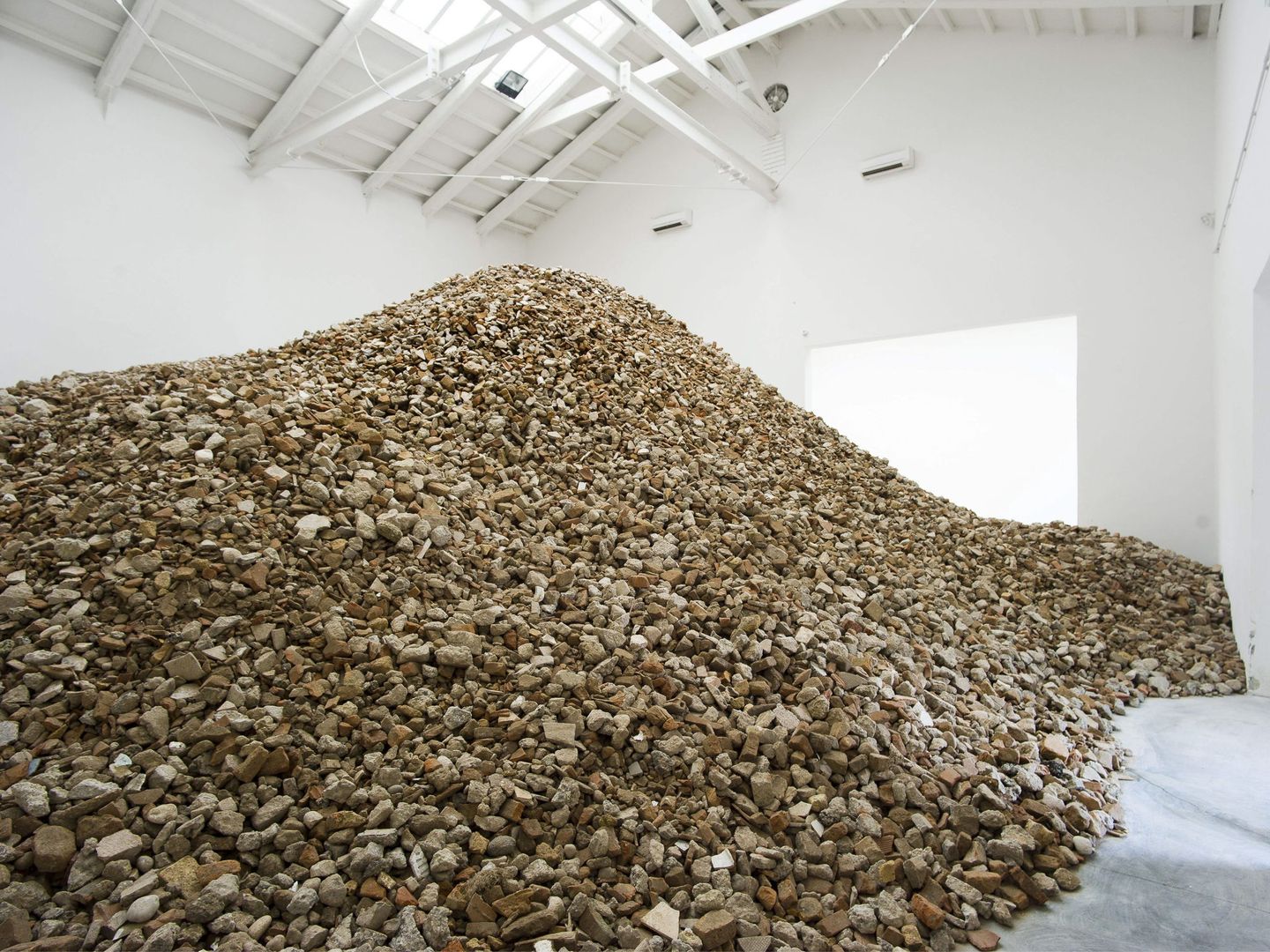 Toneldas de terrenos vagos en la exposición de la Bienal de Venecia de Lara Almarcegui, en 2013. (EFE)