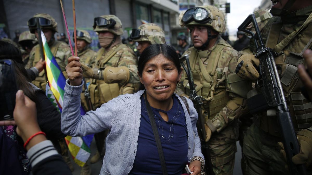 Bolivia exime penalmente a policías y militares cuando actúen "en legítima defensa"