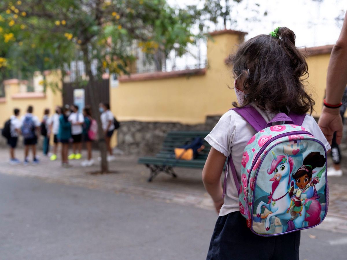 Foto: Una niña acude a clase en Tenerife. (EFE)