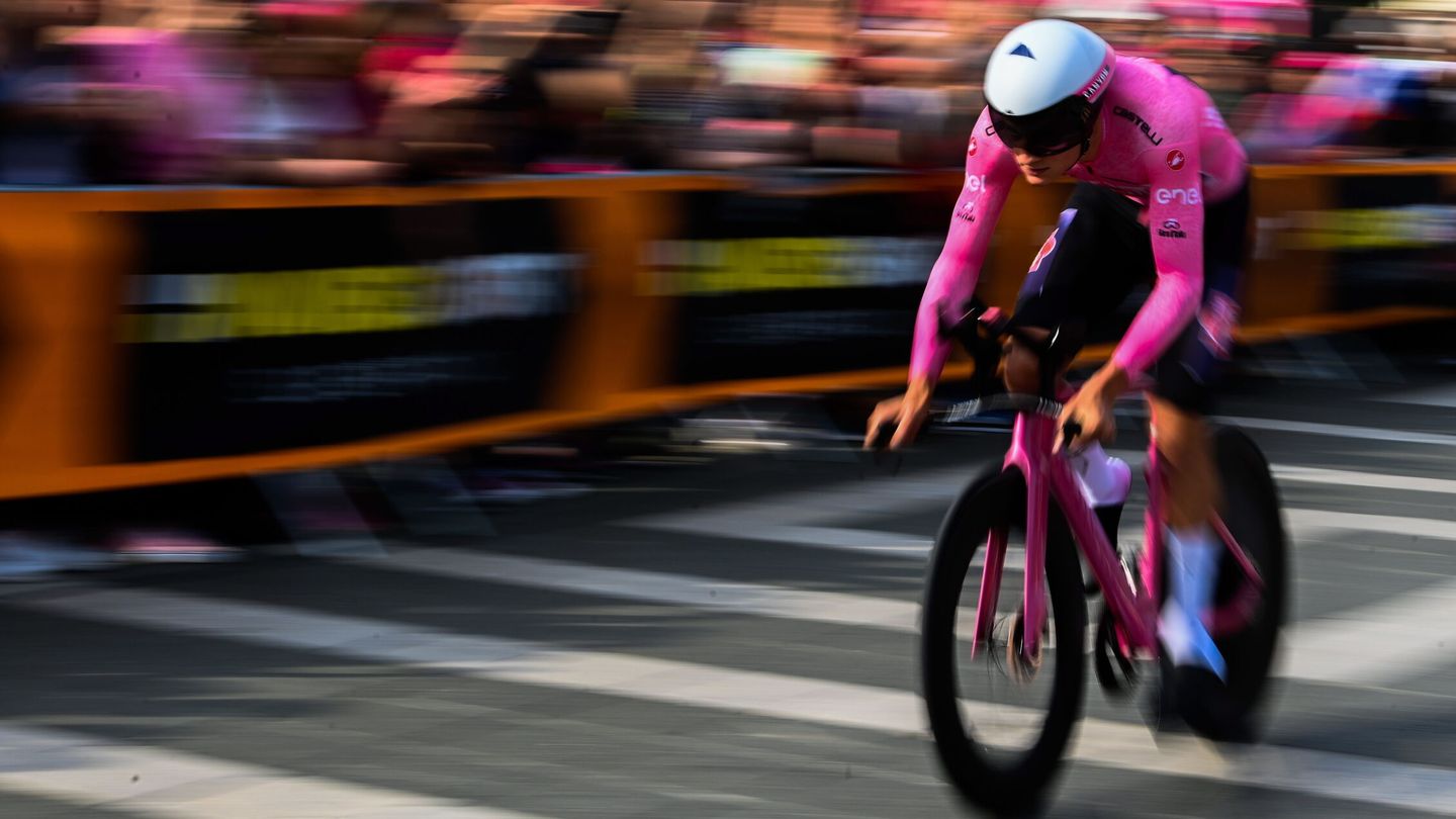 Van der Poel, durante la tercera etapa del Giro. (EFE/Tibor Illyes)