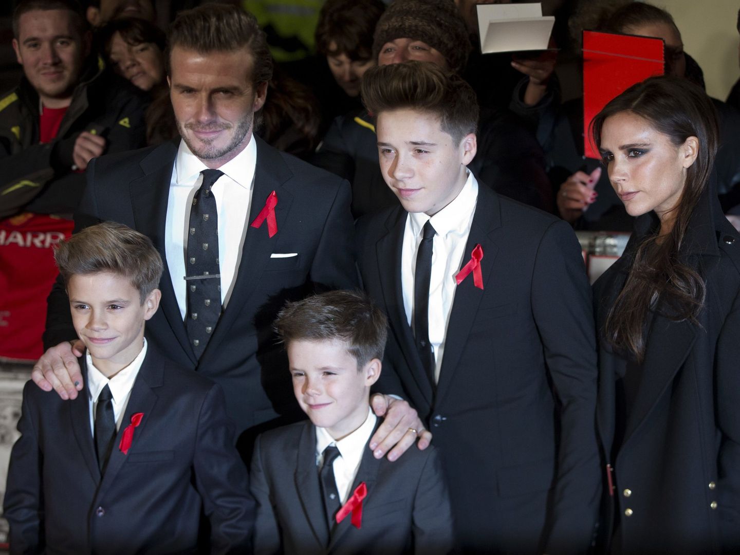 El matrimonio Beckham, con sus tres hijos mayores. (Reuters)
