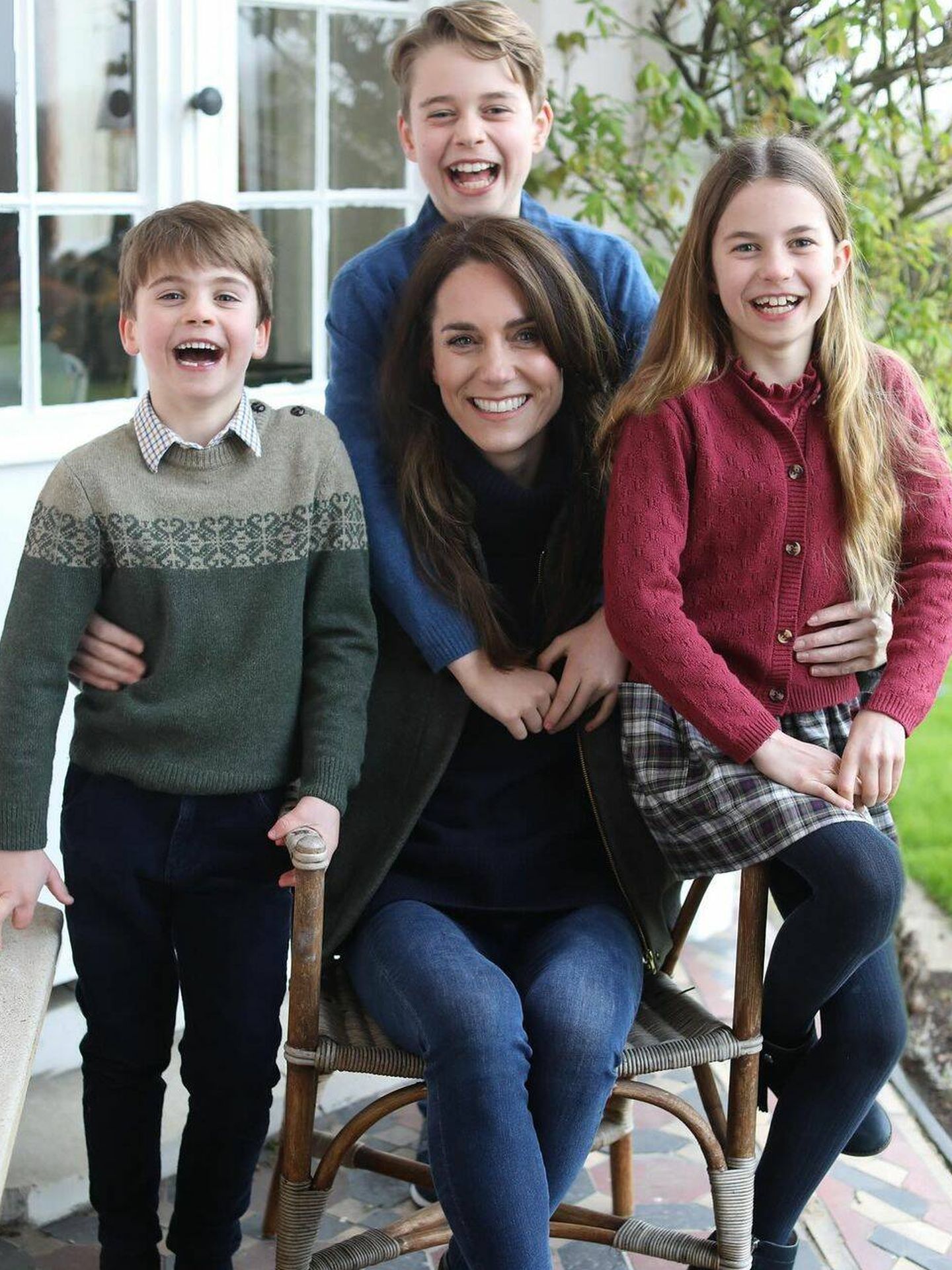 Kate Middleton, junto a sus hijos, en la famosa imagen distribuida por Kensington. 