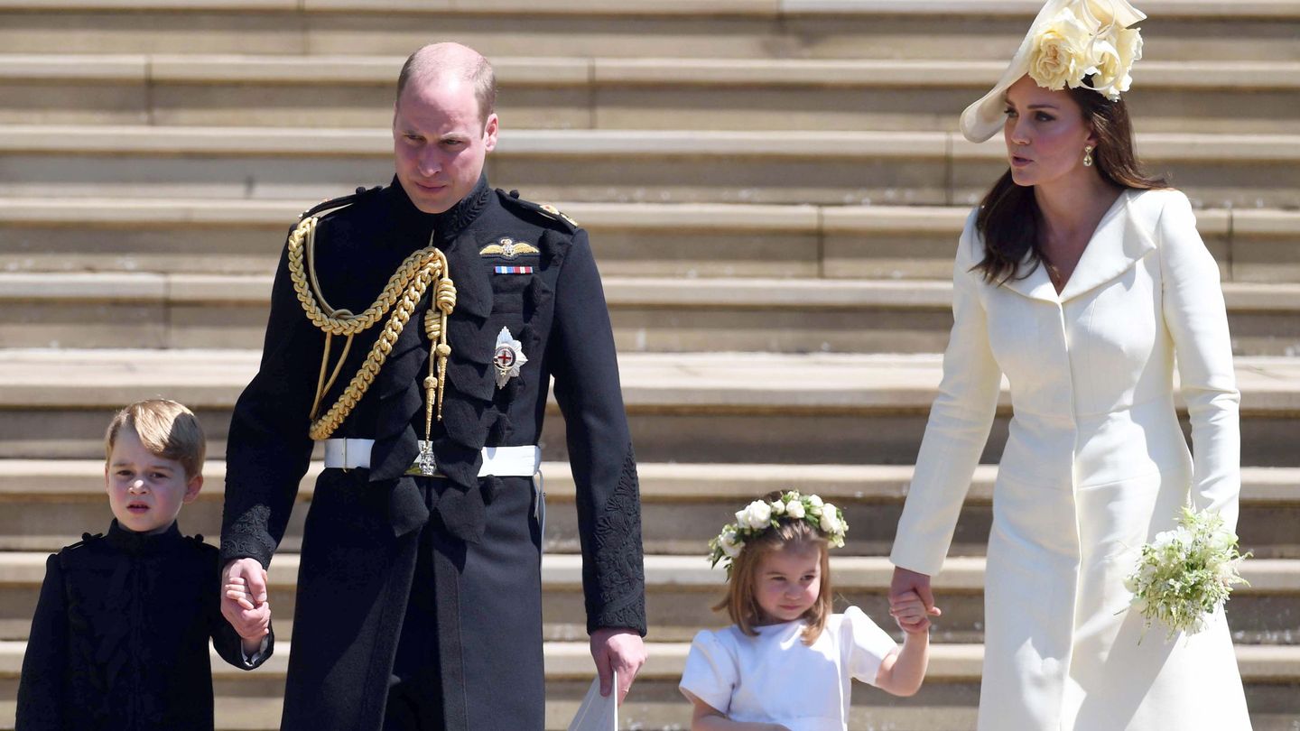 Los duques de Cambridge con sus hijos mayores. (Reuters)