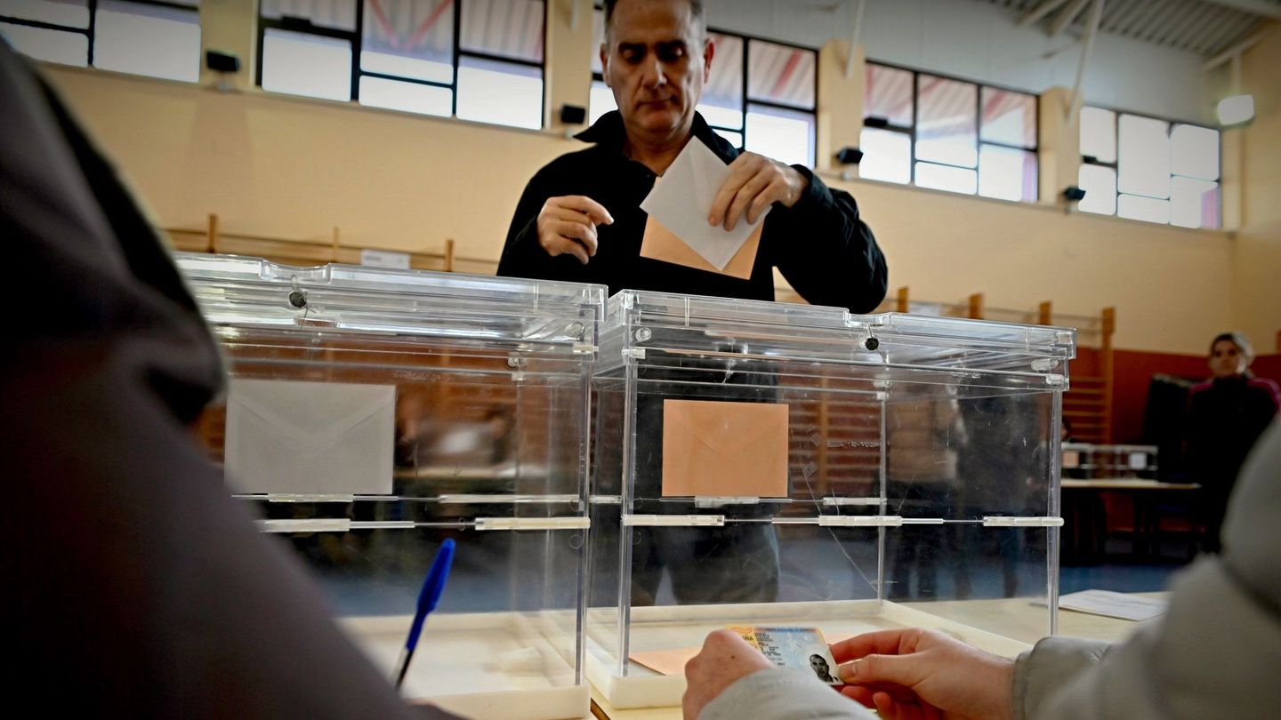 Imagen de archivo de un colegio electoral. (EFE/Fernando Villar)