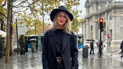 Total look de Zara y unos exclusivos pendientes (que puedes comprar a mitad de precio): así se enfrenta Amelia Bono a la lluvia madrileña