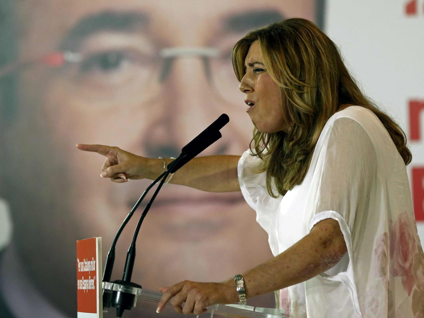 Susana Díaz, con un cartel de Iceta al fondo. (EFE)