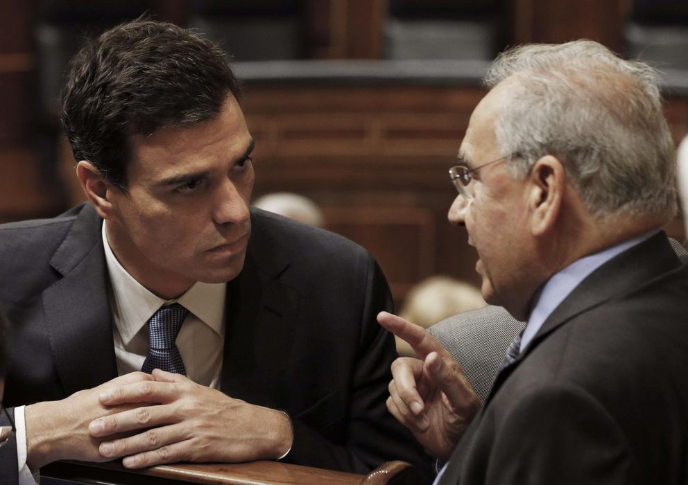 Foto: Pedro Sánchez habla con Alfonso Guerra en el Congreso. (Efe)