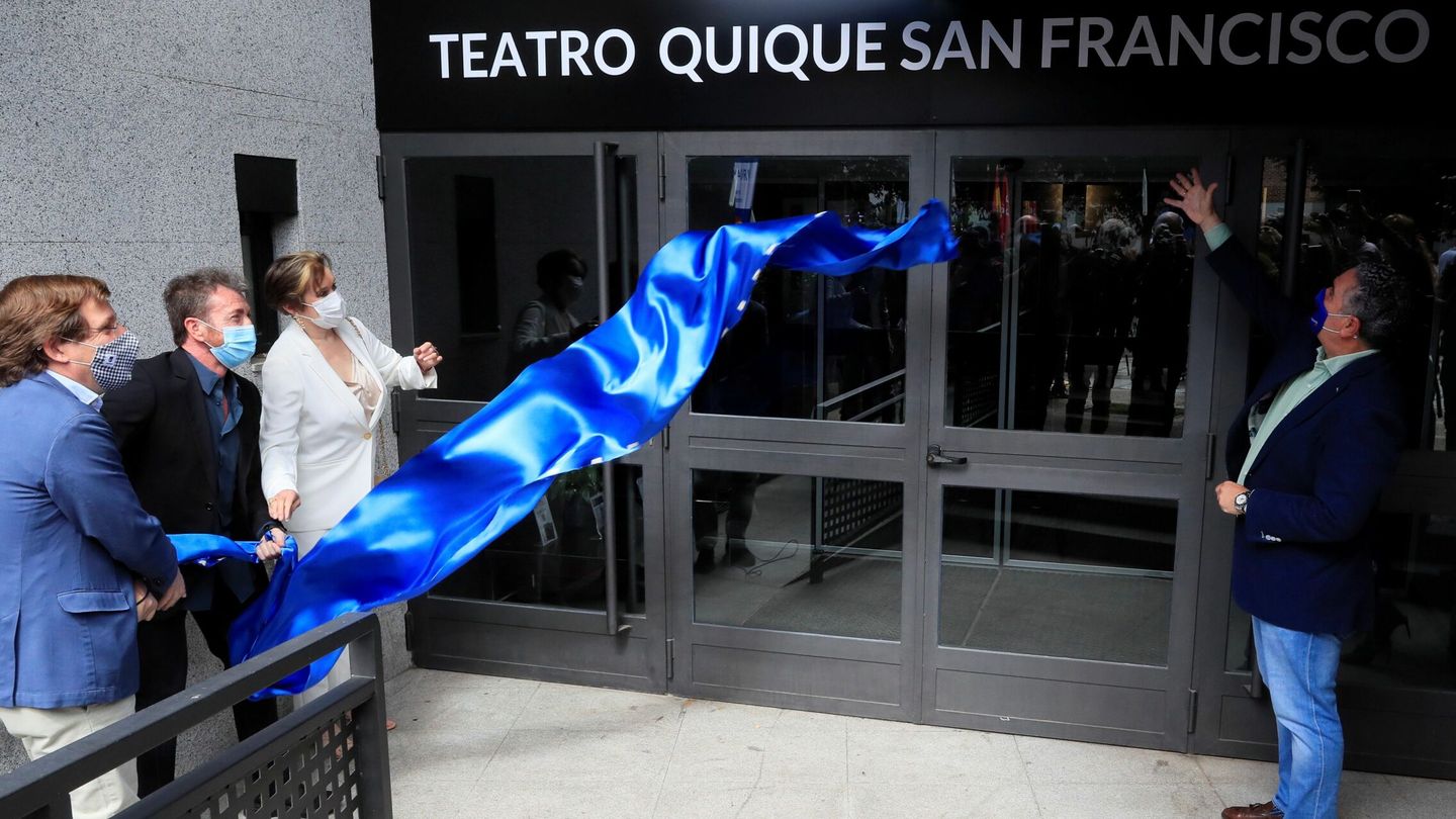 Momento del descubrimiento de la nueva denominación del Teatro Galileo, que pasó a llamarse Teatro Quique San Francisco. (EFE/Fernando Alvarado)