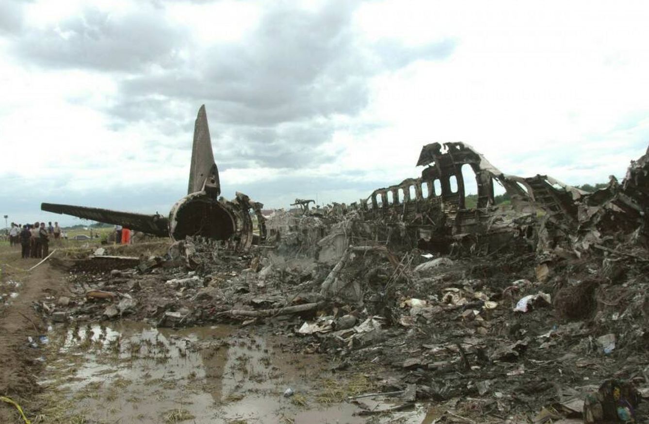 Restos de la aeronave en el sitio del accidente (Wikimedia)