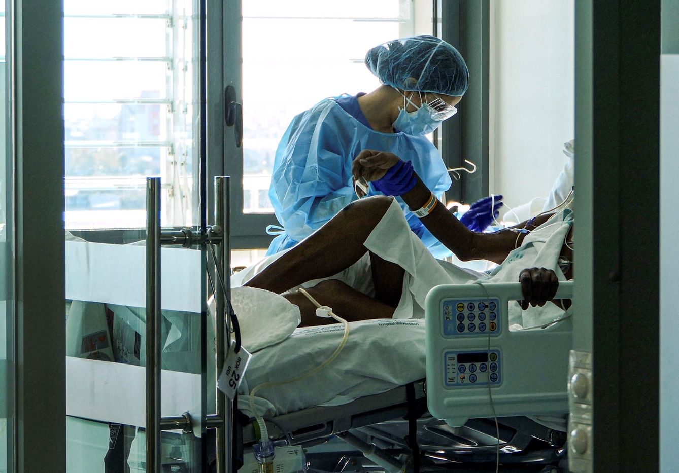 Una enfermera atiende a un paciente en Palma. (EFE)