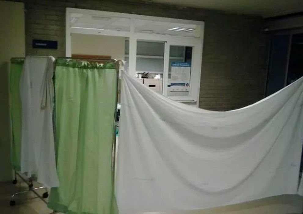 Foto: Un posible paciente de ébola es tratado en la conserjería del hospital La Paz, con sábanas como biombo.