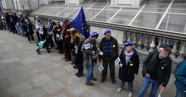 Foto: Manifestantes de grupos que representan a comunitarios residentes en UK ante el Parlamento británico, en Londres. (Reuters) 